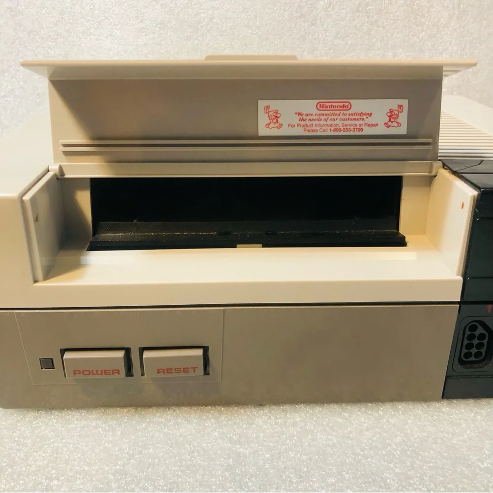 Nintendo Original NES-001 NES Console Bundle W/ 1 game OEM cord, zapper Tested